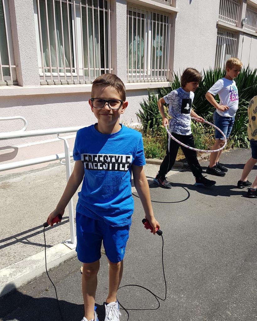 Zabawy podwórkowe dawniej i dziś – Zagraj ze mną w gumę…   Czy potrafisz? hula hop