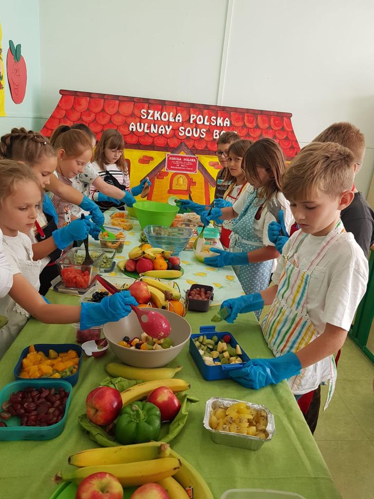 Owocowy Dzień. Owoce są smaczne i zdrowe. Sałatka owocowa w wykonaniu klasy 3. Przepyszna!