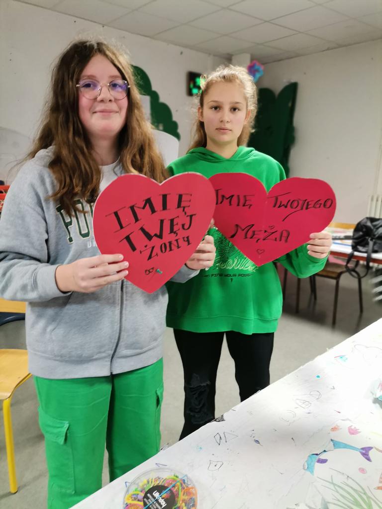 27 listopada w Naszej Szkole odbyły się zabawy andrzejkowe. Uczniowie wraz z nauczycielami zgłębiali tajniki wróżb i tradycji andrzejkowych.