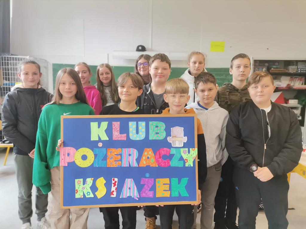 Biblioteka Szkolna zaprasza do Klubu Pożeraczy Książek! Czytaj książki, zbieraj naklejki i zgarniaj nagrody!!!