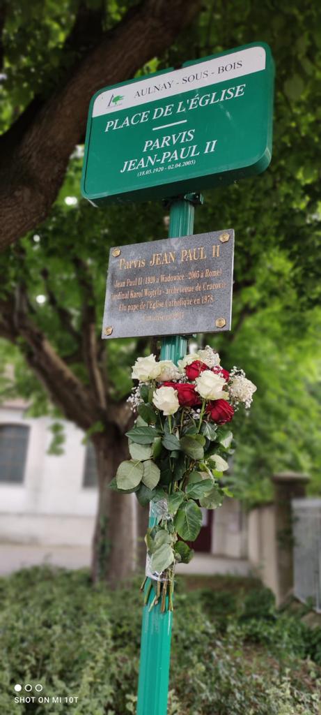 Złożenie kwiatów na Placu Jana Pawła II